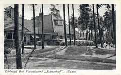 13607 Gezicht op een zijvleugel van het hotelrestaurant van het vakantieoord Stamerhoef met omringend bos (Stameren 12) ...